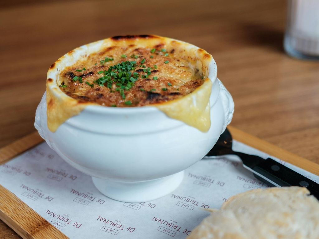 Soupe à l'Oignon Gratinée (Soğan Çorbası)