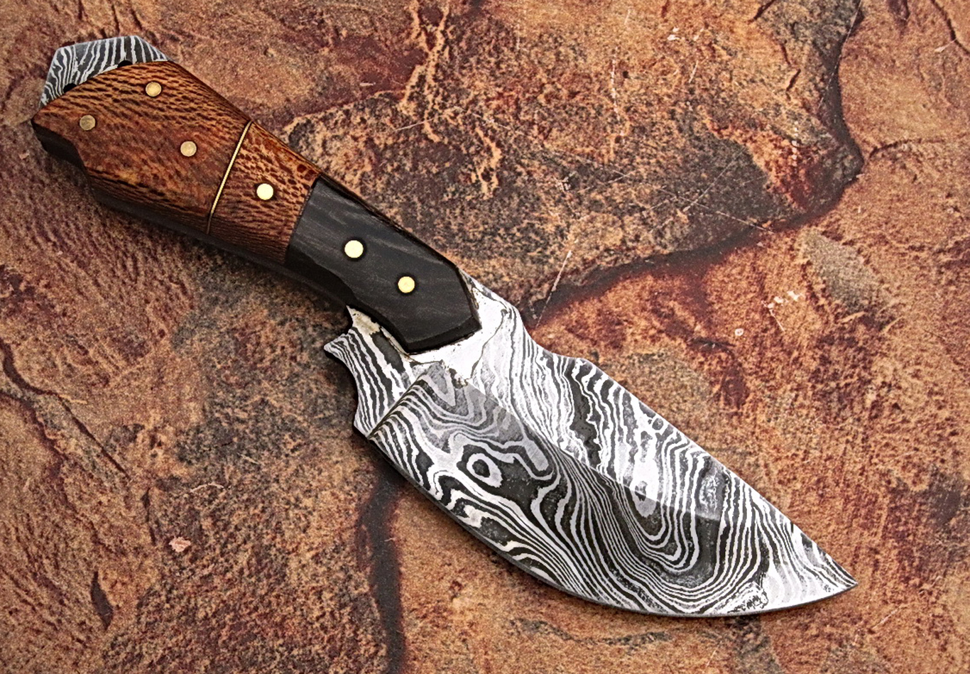 Damascus steel hunting, camping & skinner knife with Buffalo Horn and Chinar Wood handle