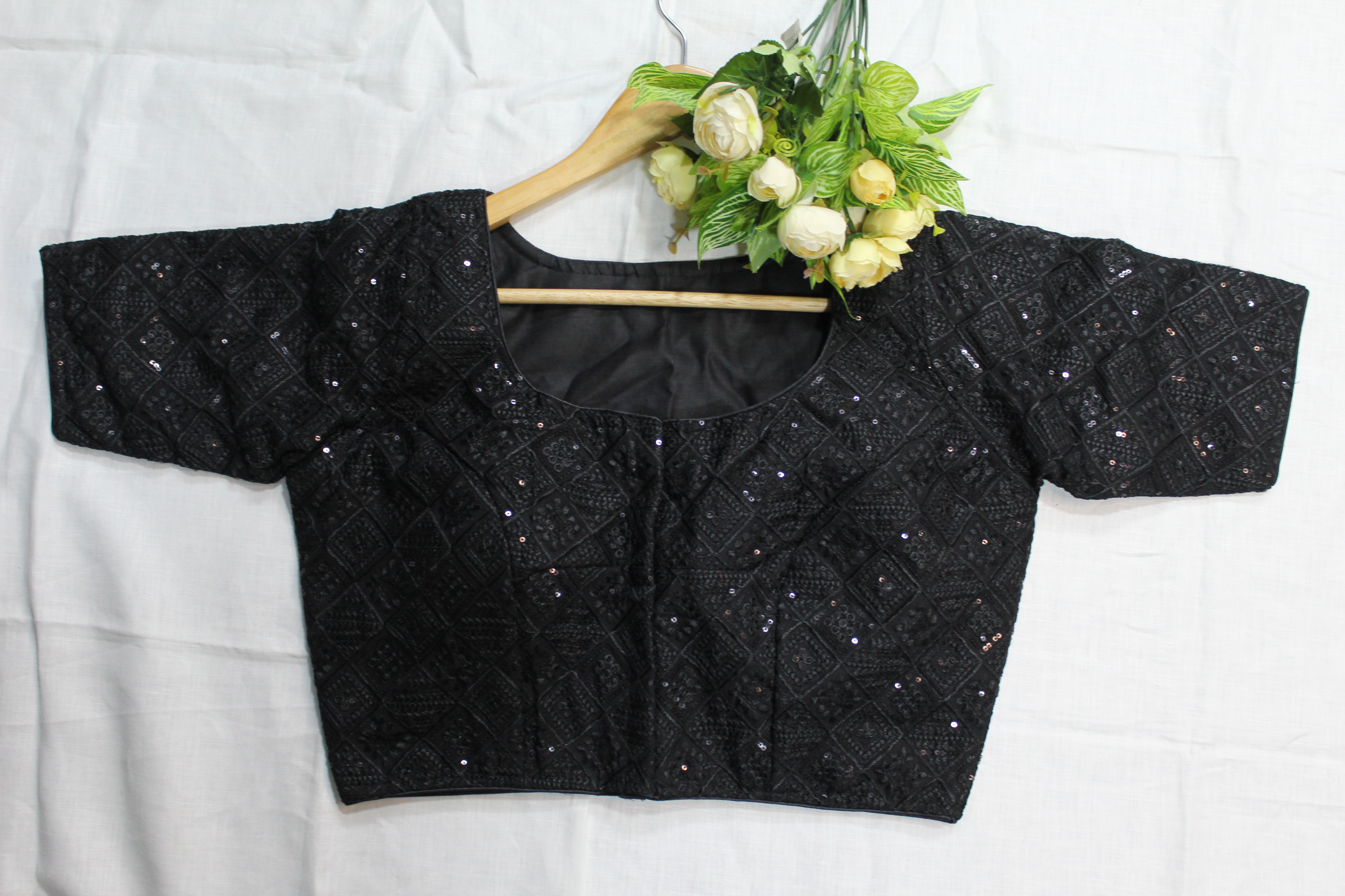 black blouse - Thumbnail 4