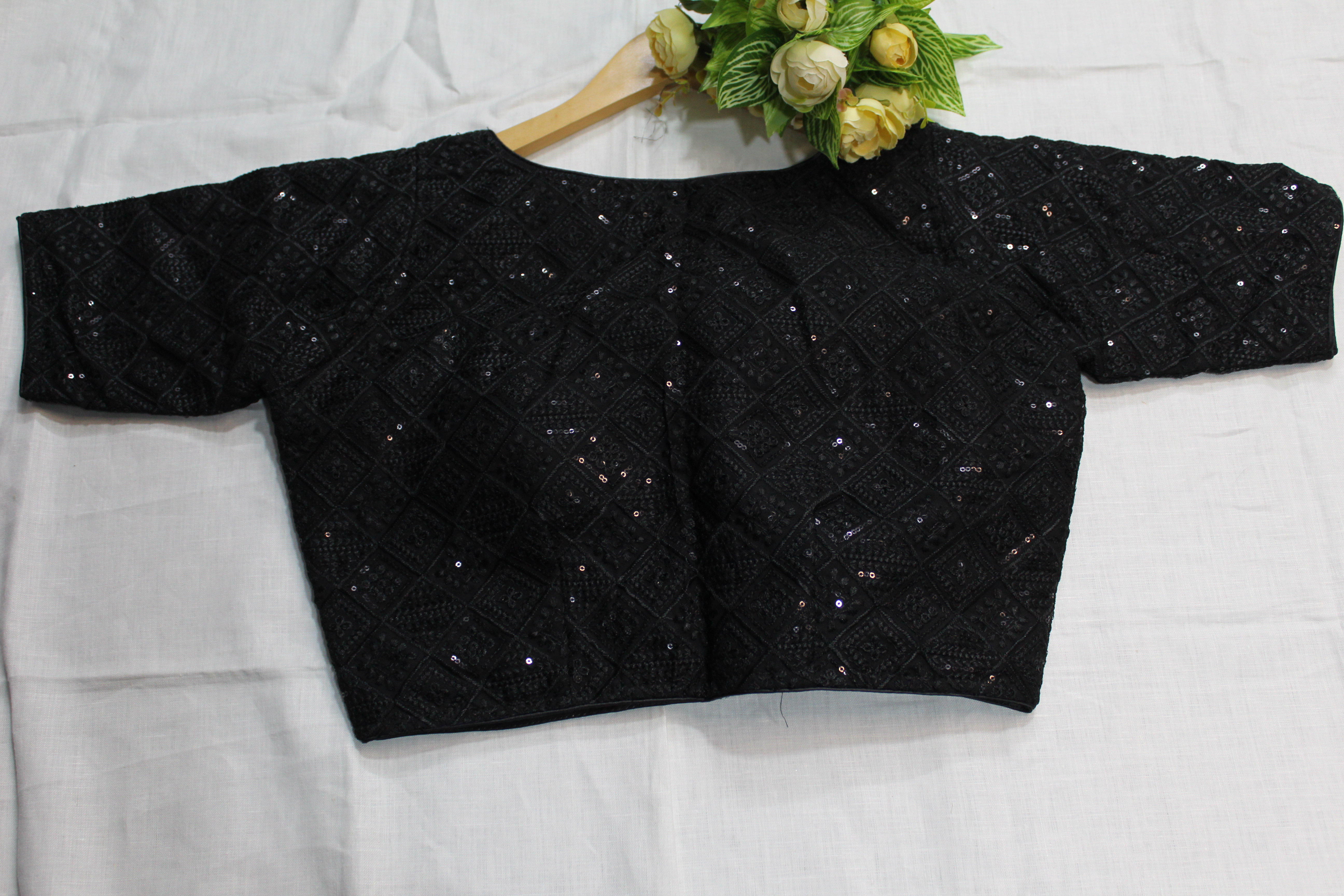 black blouse - Thumbnail 3