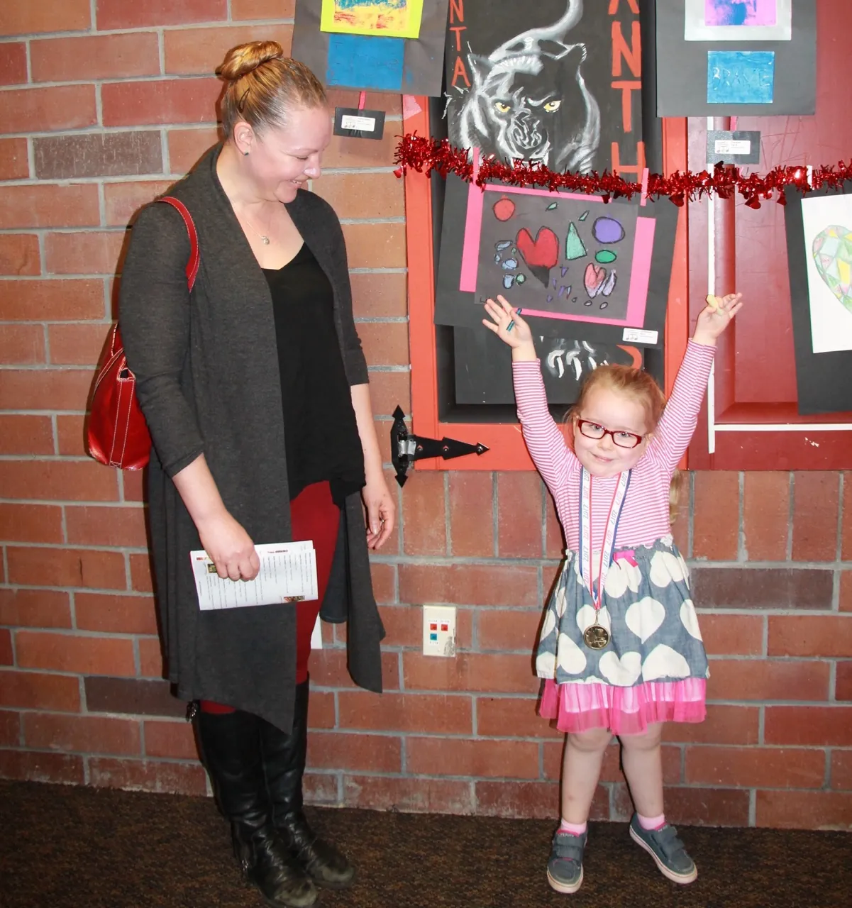 EO2yvW-mom-and-child-at-art-show0-large.webp