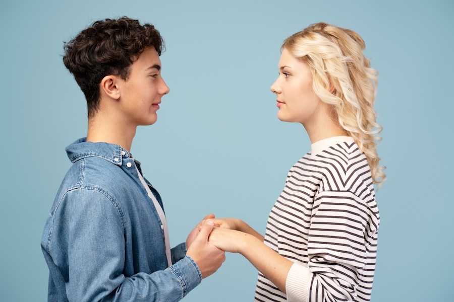 Come aiutare tuo figlio a vivere la sua prima storia d'amore