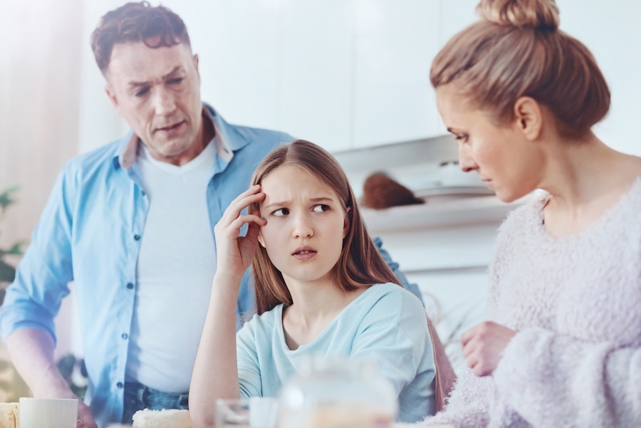 Come reagire quando tuo figlio ti risponde male?