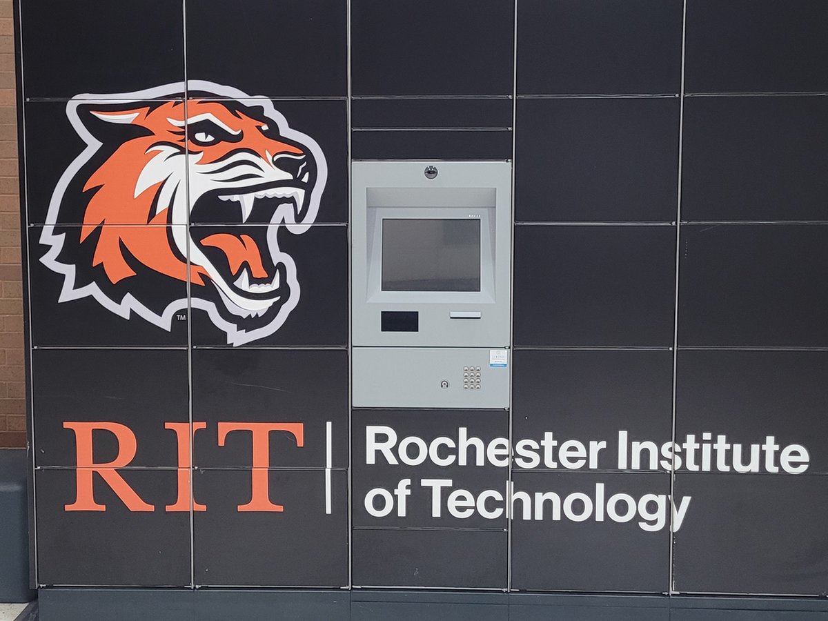 검은 벽면에 RIT 호랑이 로고와 「Rochester Institute of Technology」 글자