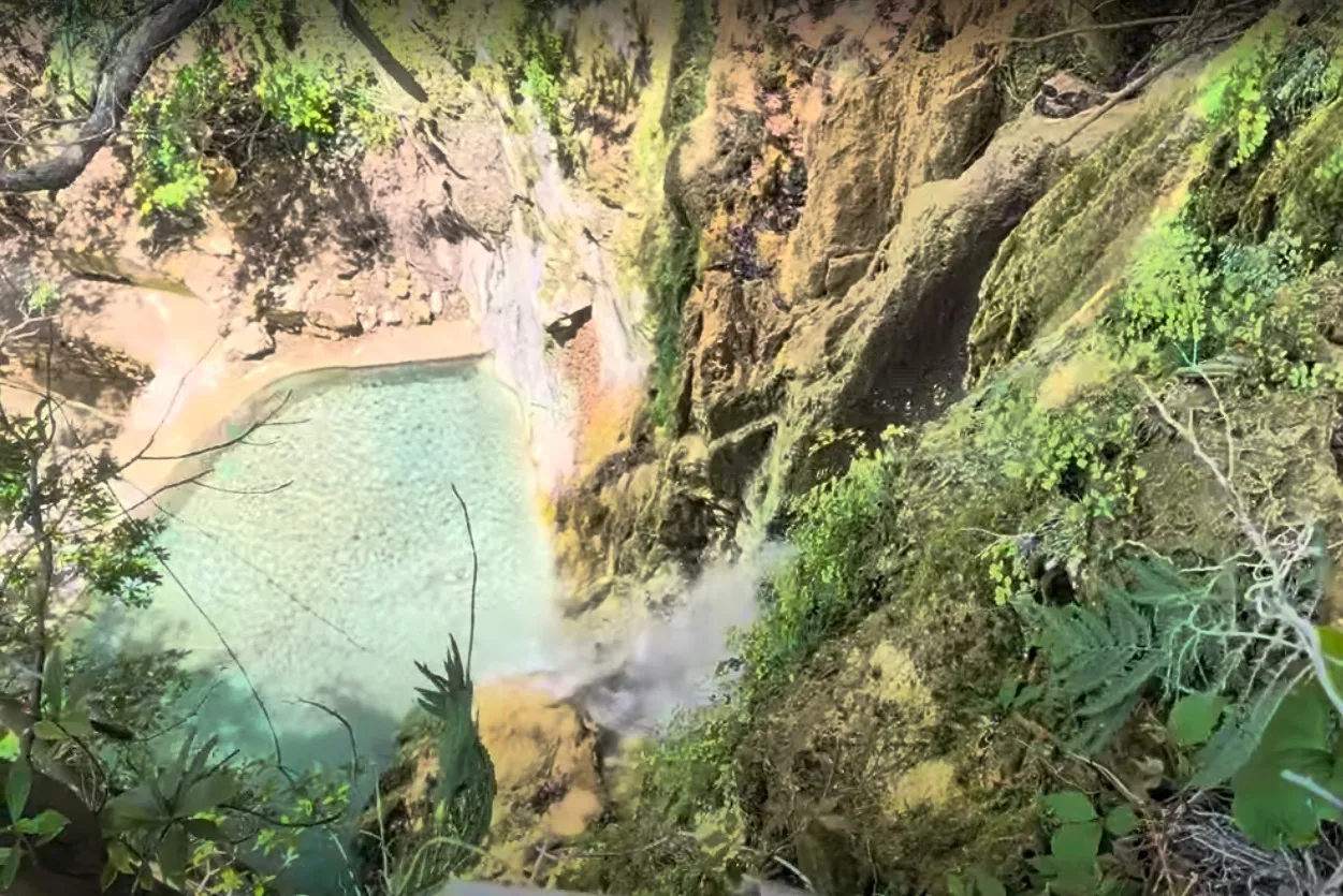 Cascada natural cayendo entre paredes rocosas y vegetación en Cascadas Maravillas, San Joaquín, Querétaro.