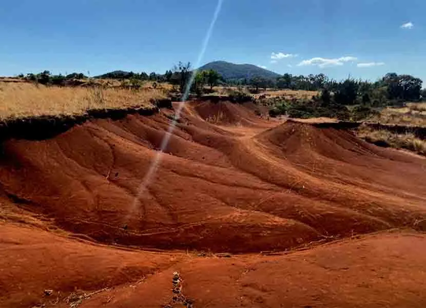 Dunas Rojas de Amealco con terreno rojizo, paisaje abierto y cielo amplio en Querétaro