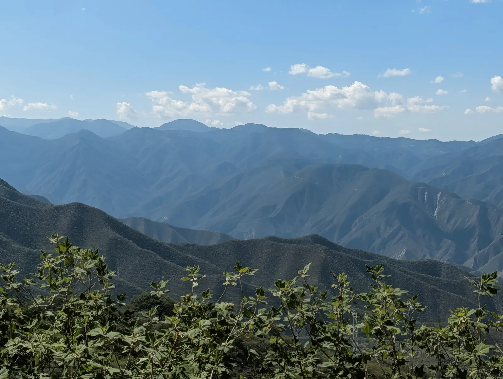 Vista panorámica de montañas cerca de Cascadas Maravillas en San Joaquín, Querétaro.