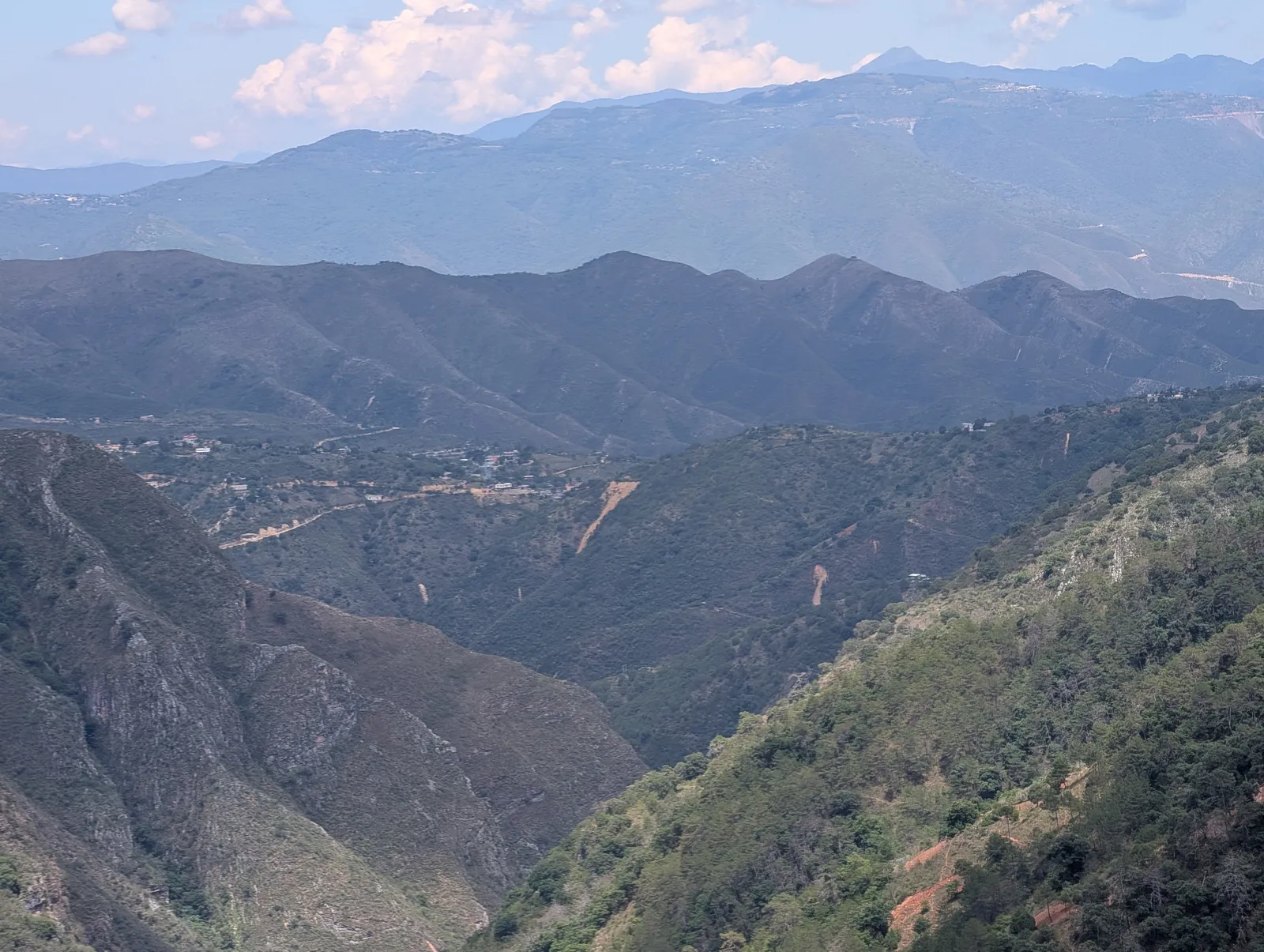 Paisaje de barrancas y montañas durante la ruta a Cascadas Maravillas, Querétaro.