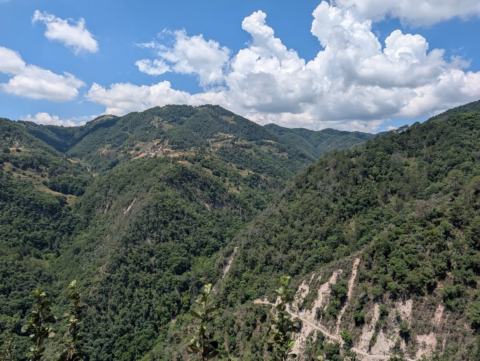 Montañas verdes y cielo con nubes en la zona de Cascadas Maravillas, San Joaquín.