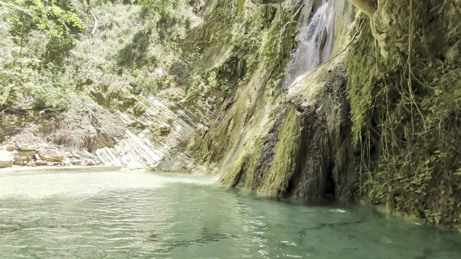 Cascada entre rocas y vegetación en Cascadas Maravillas, San Joaquín, Querétaro.