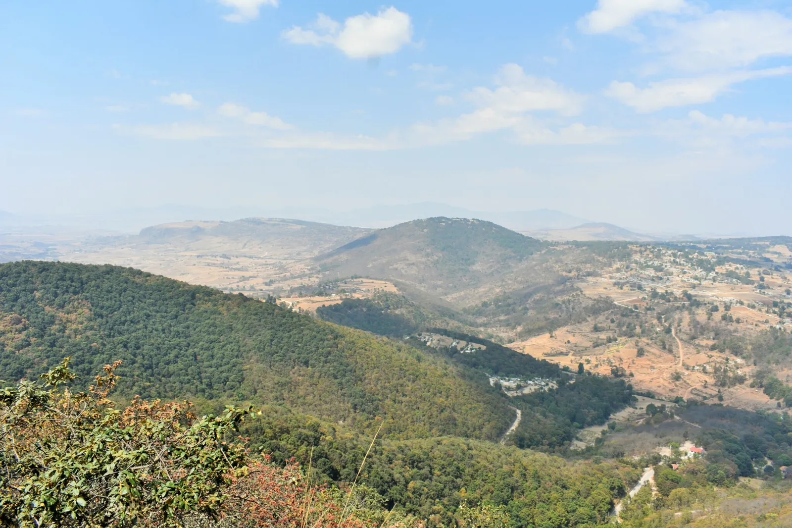 Vista panorámica desde el Cerro de la Cruz en Huimilpan, Querétaro, con montañas, vegetación y paisaje natural.