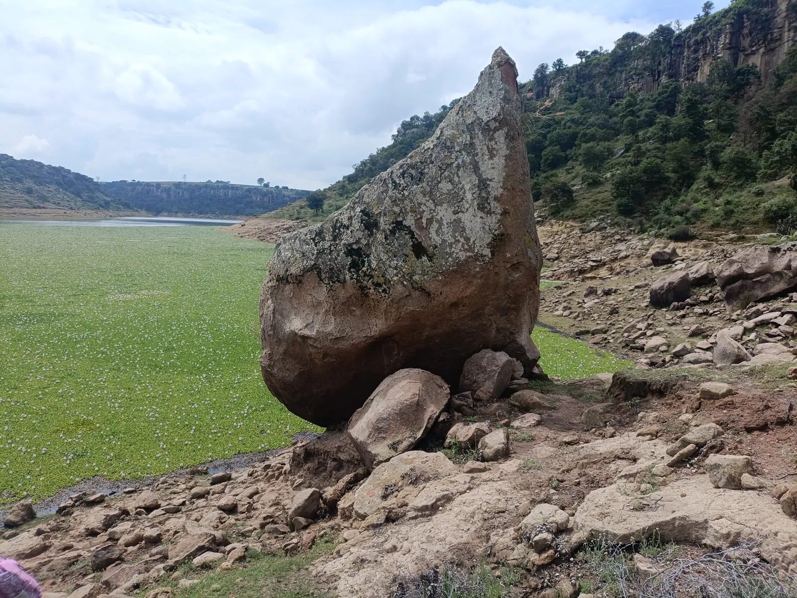 Grupo de senderistas recorriendo formaciones rocosas junto a la presa de Picos de Yospi, Amealco.