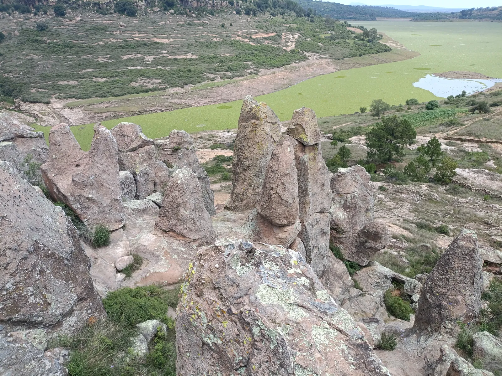 Vista de las formaciones rocosas y la presa desde Picos de Yospi, Amealco.