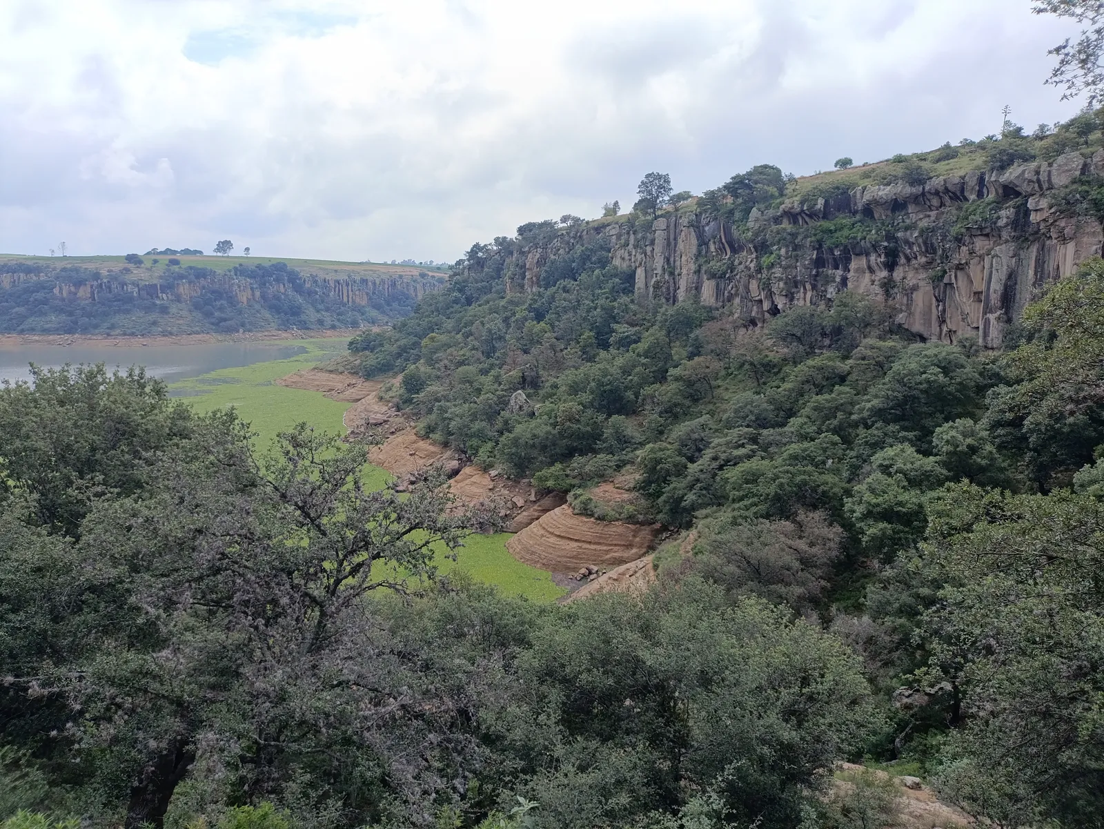Panoramica de la barranca, vegetacion y presa de Picos de Yospi, Amealco.