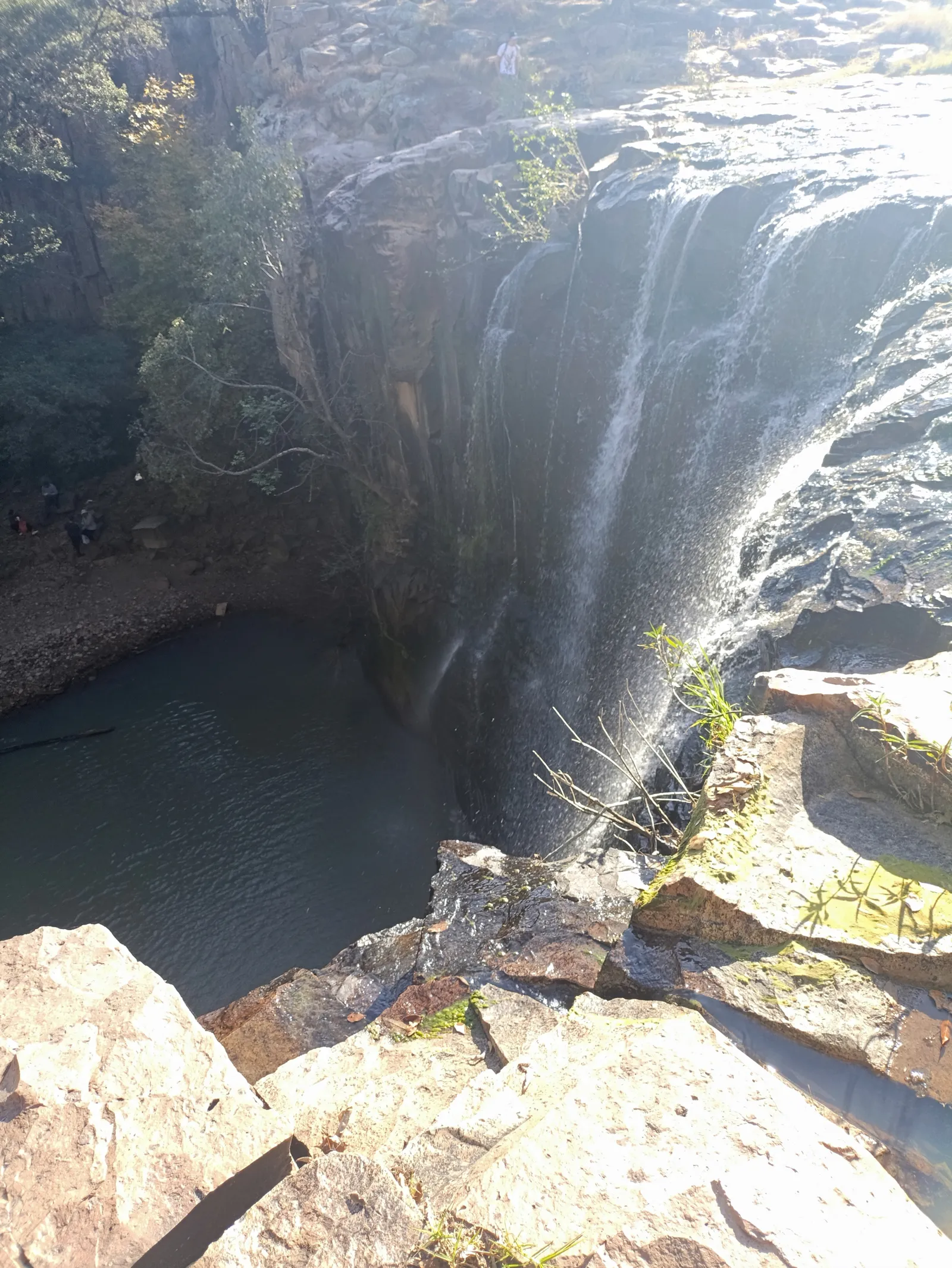 Mirador de la caída de agua de la Cascada de Tixhiñú, rodeada de formaciones rocosas en Aculco.
