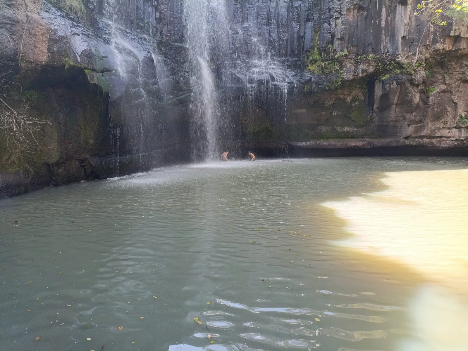 Poza de agua bajo la caída principal de la Cascada de Tixhiñú, Aculco.