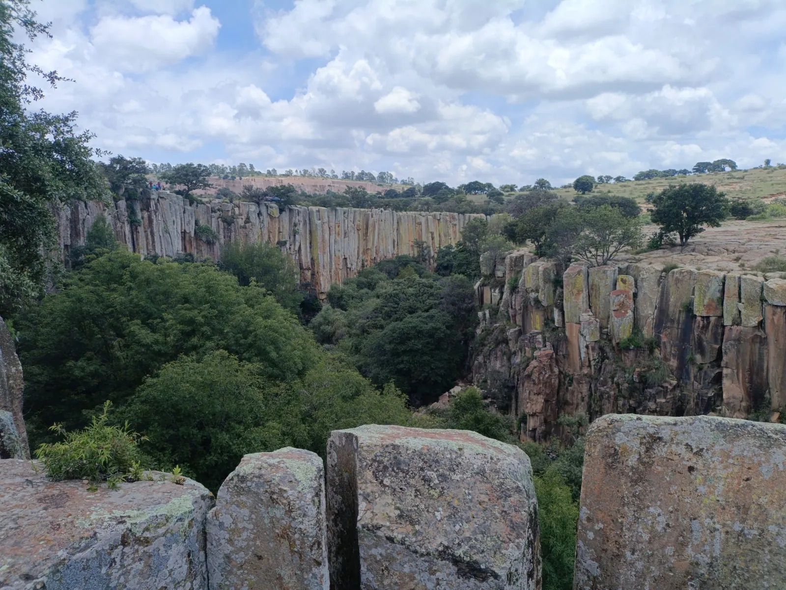 Vista panorámica de la barranca y formaciones rocosas de la Cascada de la Concepción en Amealco, Querétaro.
