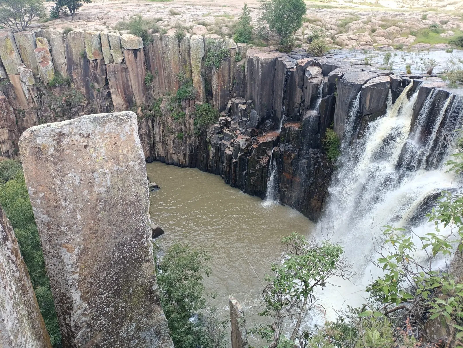 Vista de la cascada y el cañón desde el borde rocoso en Amealco, Querétaro.