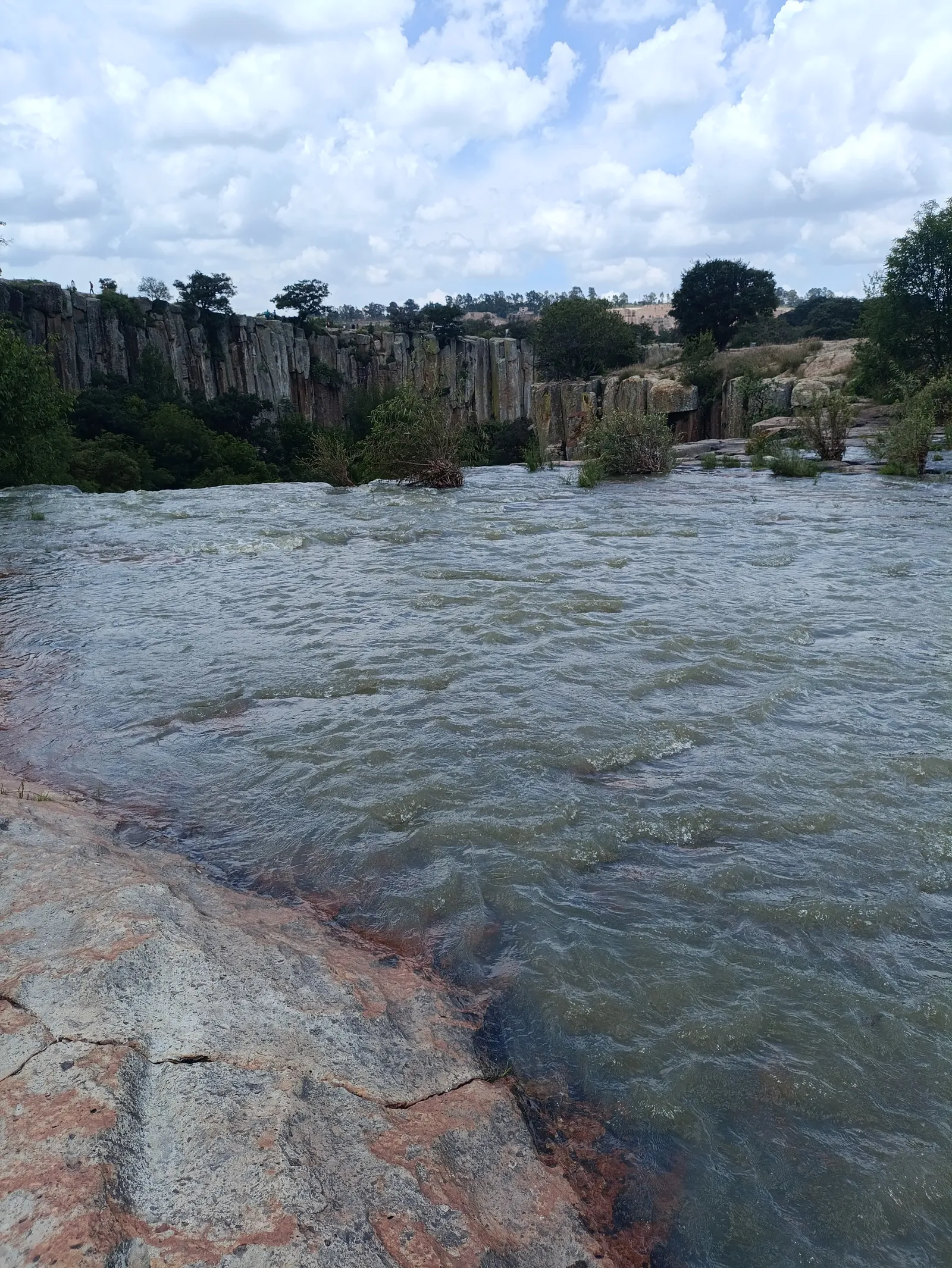 Corriente de agua sobre las rocas en la parte alta de la Cascada de la Concepción, Amealco.