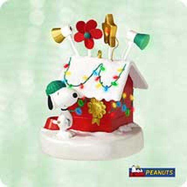 World-Famous Christmas Decorator – SNOOPY