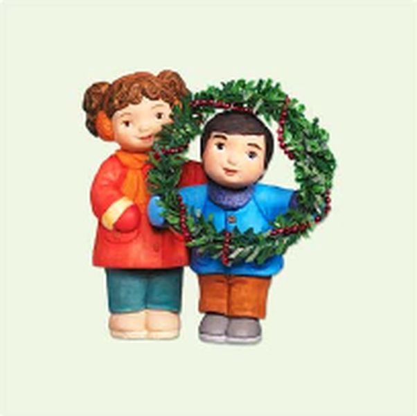 Little Helpers Hanging the Wreath