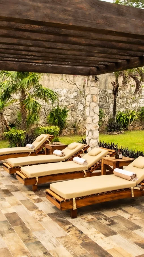 Terraza y piscina de Yurinn 2