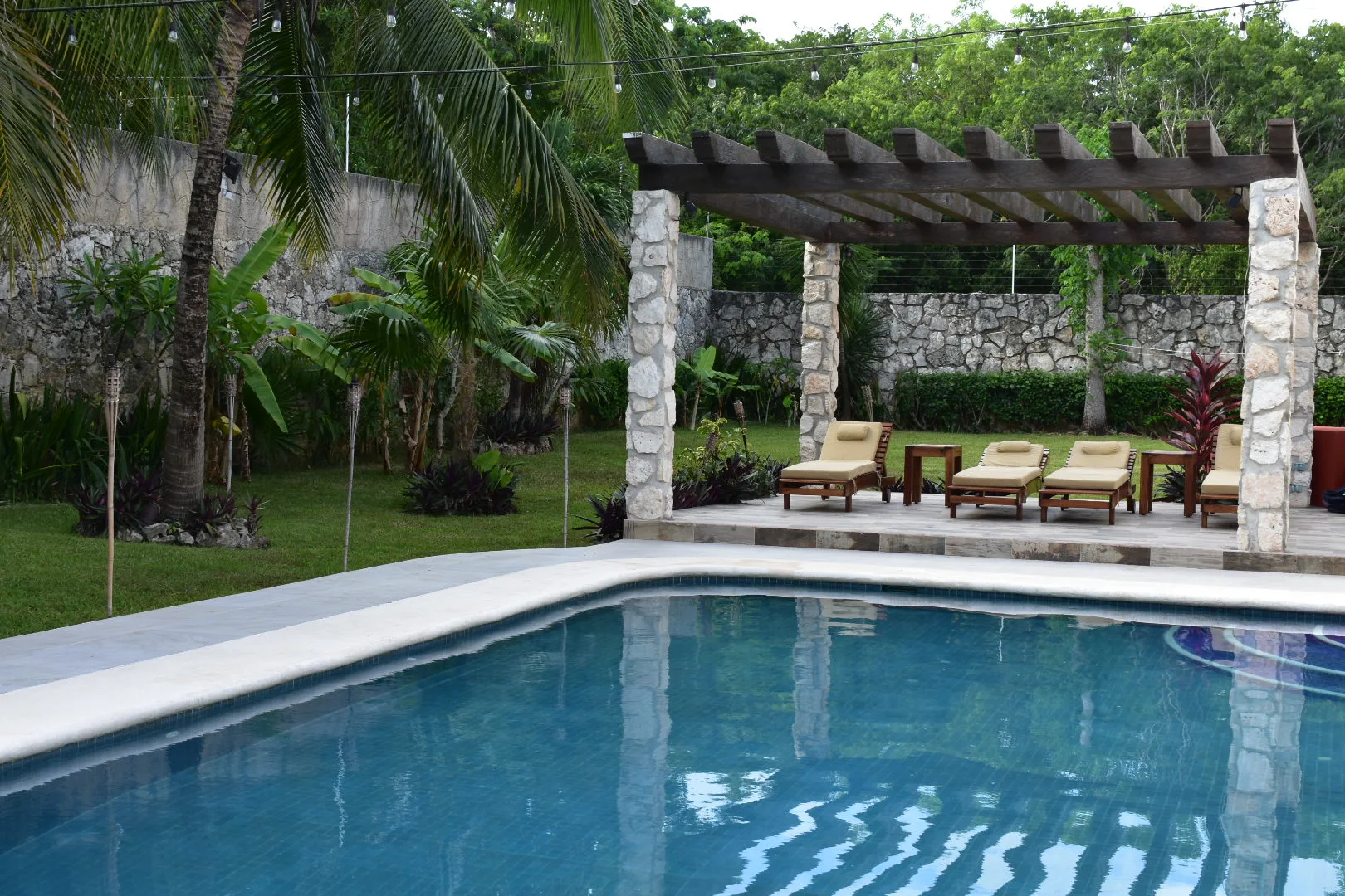 Terraza y piscina de Yurinn 1