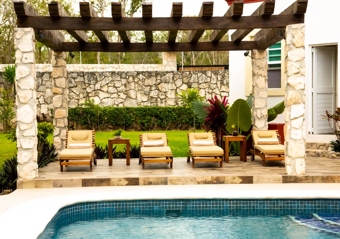 Terraza y piscina de Yurinn 3