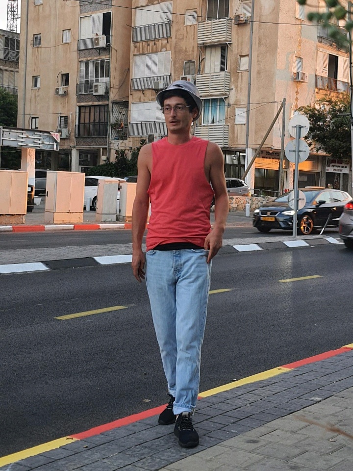 Meet aleksandre with Yuyyu.com