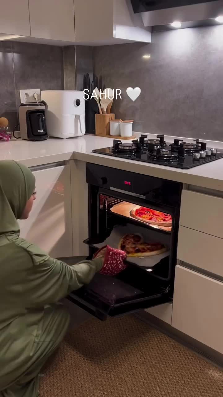 Heart-Shaped Suhoor Pizza