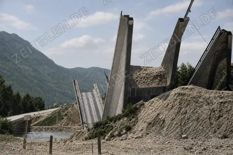 Zerstörte Autobahnbrücke in Bayern