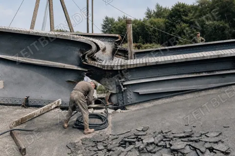 Schadensaufnahme an einer zerstörten Autobahnbrücke in Südbayern
