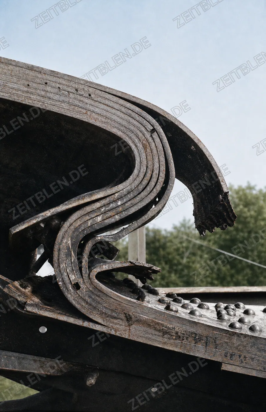 Detail einer zerstörten Autobahnbrücke in Südbayern