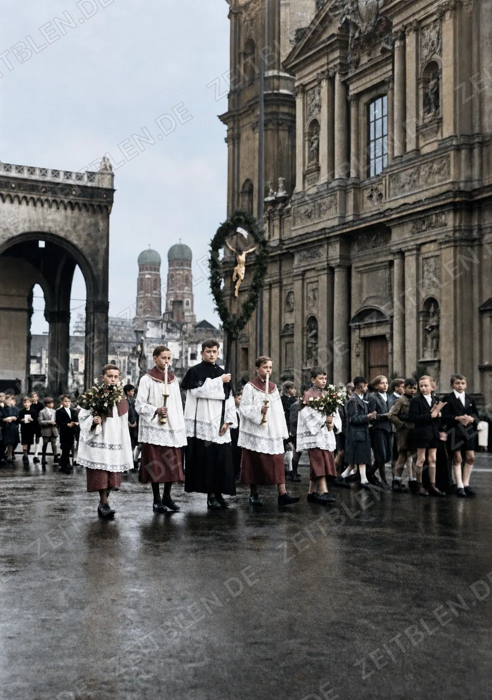 Fronleichnamsprozession 1945 am Odeonsplatz mit Blick zur Frauenkirche