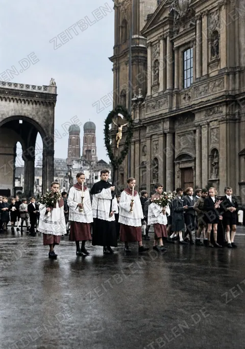 Fronleichnamsprozession 1945 am Odeonsplatz mit Blick zur Frauenkirche