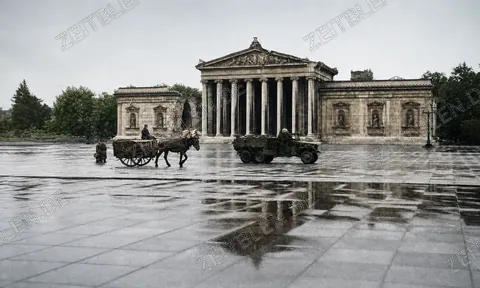 Pferdewagen und US-Militärfahrzeug am Münchner Königsplatz