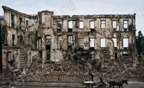 Pferdefuhrwerk vor der Ruine des Braunen Hauses