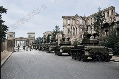 US-Militärparade an den Ruinen des Braunen Hauses
