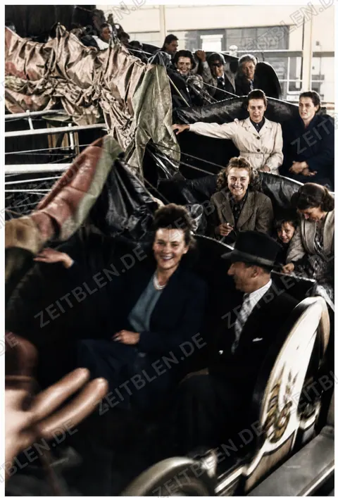 Besucher auf dem Teufelsrad beim Münchner Herbstfest 1946