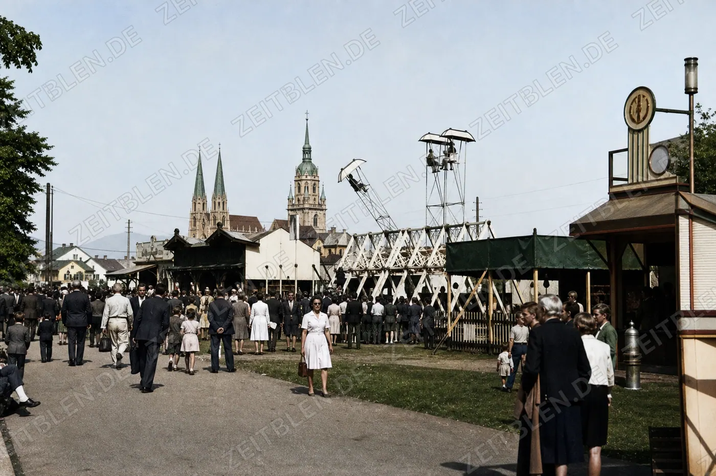 Fahrgeschäfte vor St. Paul beim Münchner Herbstfest 1946