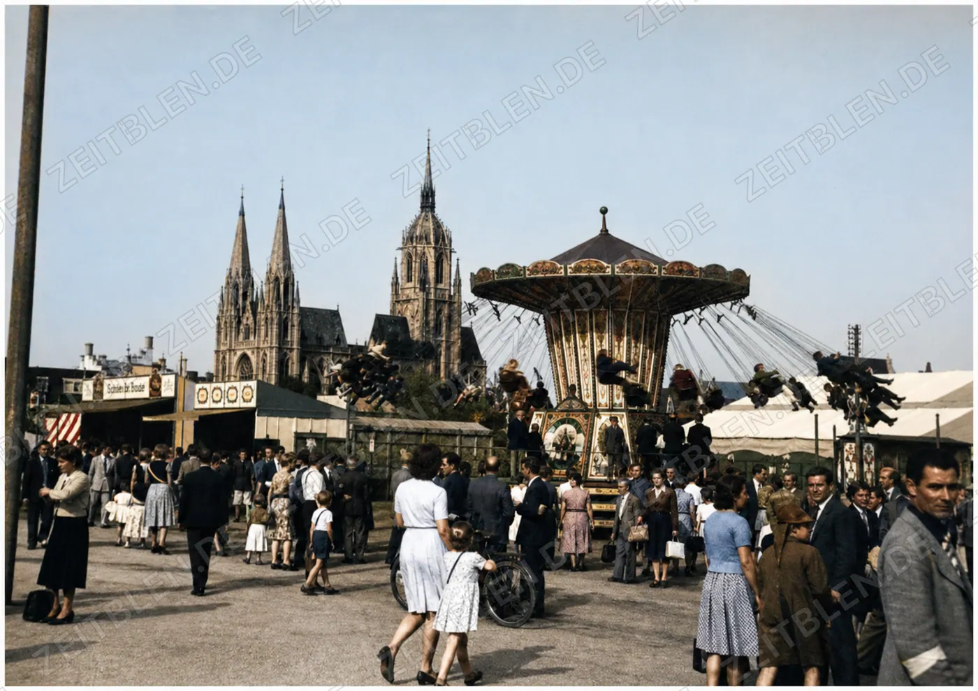 Kettenkarussell vor St. Paul beim Münchner Herbstfest 1946