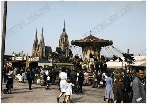 Kettenkarussell vor St. Paul beim Münchner Herbstfest 1946