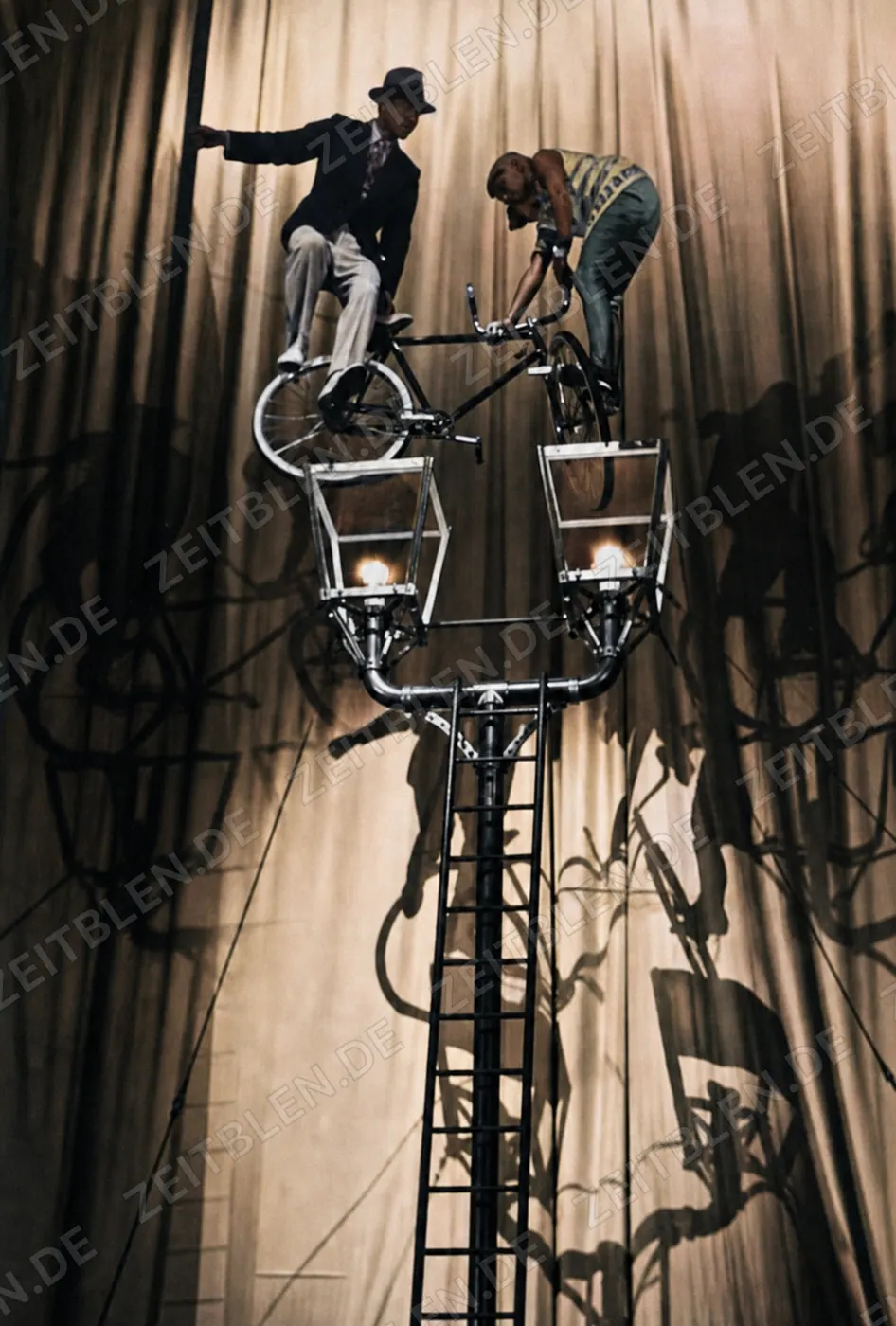 Artisten bei einer Akrobatiknummer in einem Münchner Zirkus, 1946