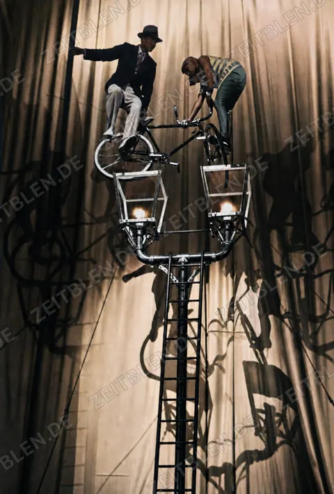 Artisten bei einer Akrobatiknummer in einem Münchner Zirkus, 1946