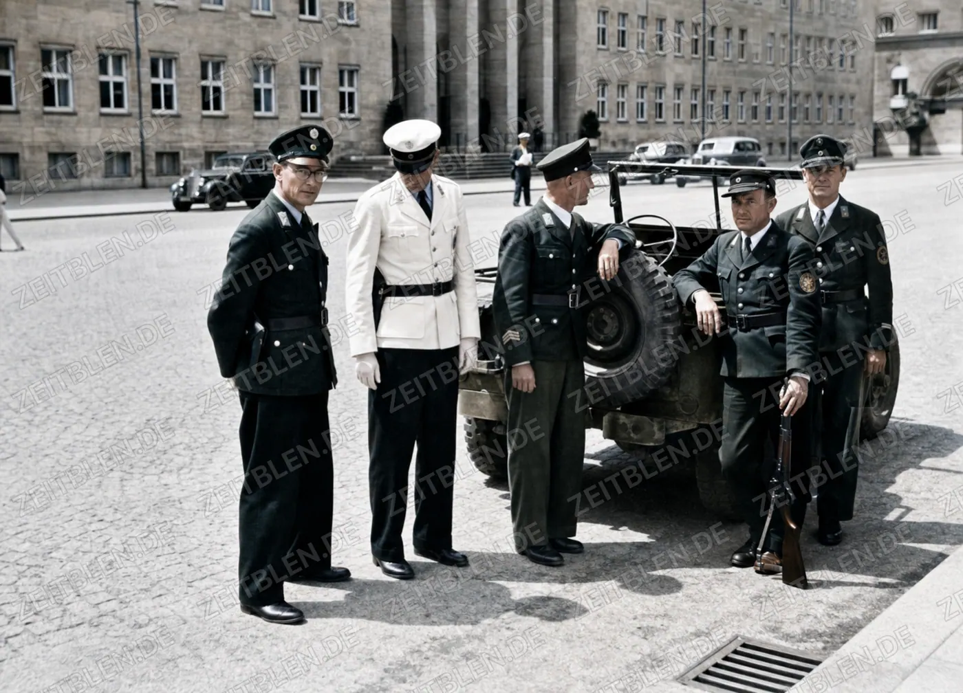 Bayerische Polizeibeamte mit US-Jeep in München