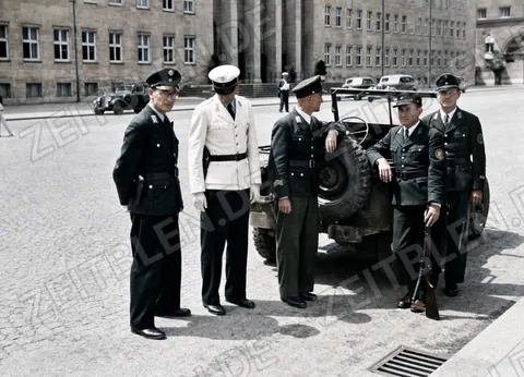 Bayerische Polizeibeamte mit US-Jeep in München