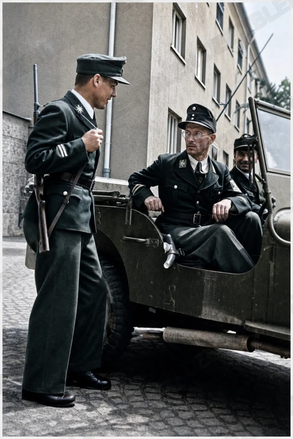 Bayerische Polizisten an einem US-Jeep in München, 1946
