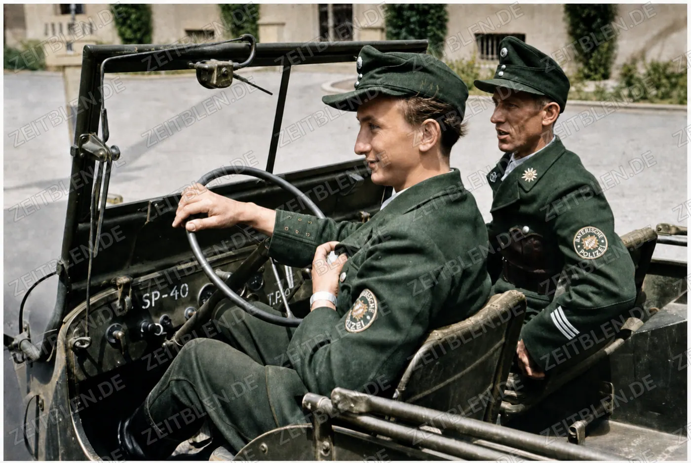 Bayerische Polizeibeamte in einem US-Jeep in München