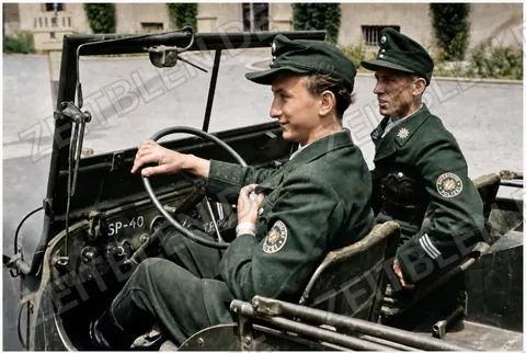 Bayerische Polizeibeamte in einem US-Jeep in München