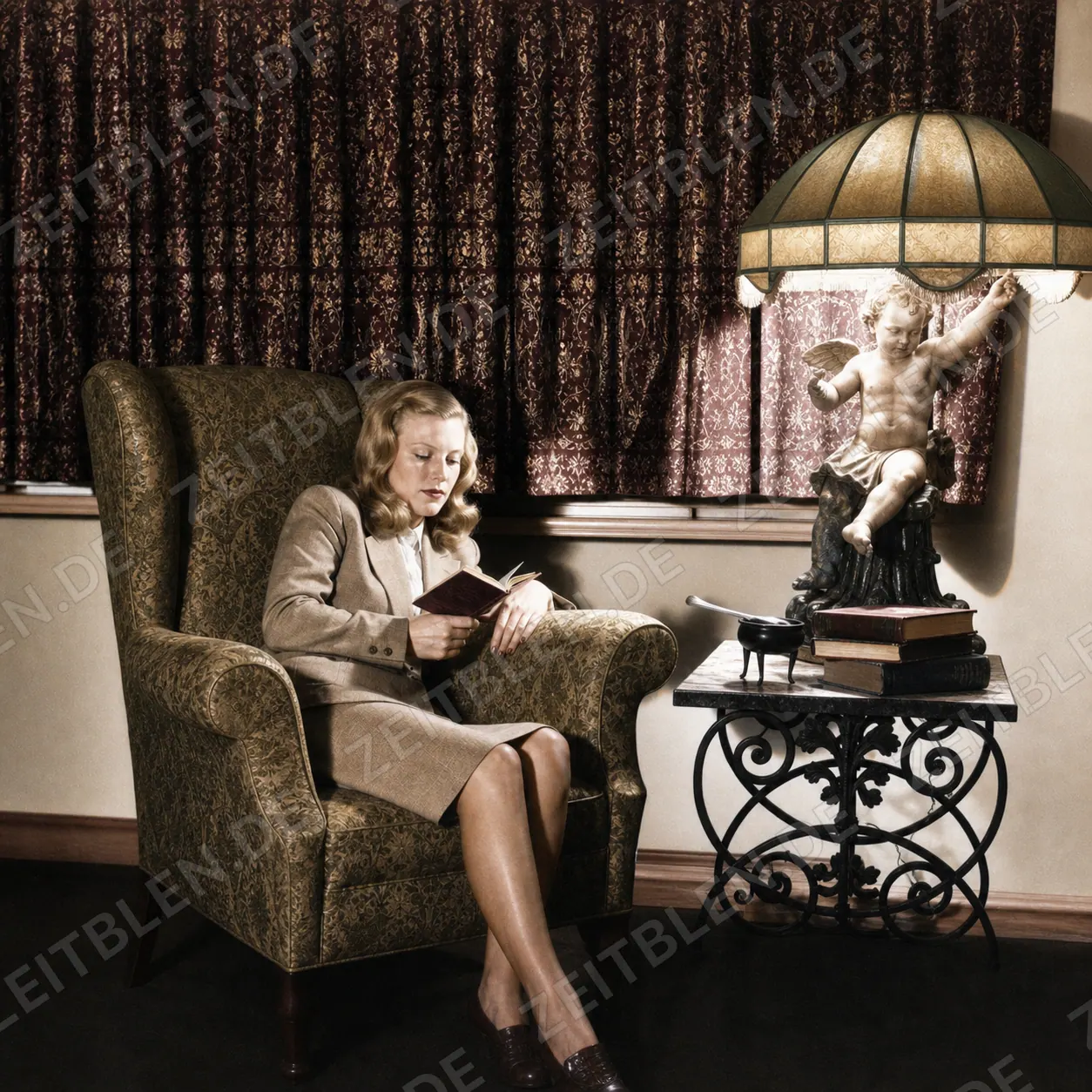 Modefoto einer lesenden Frau im Interieur